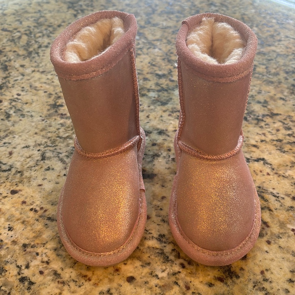 Excellent toddler boots in a light shimmering pink color.
